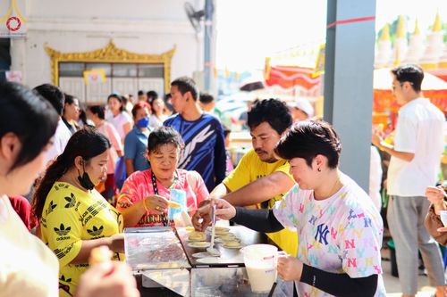 ภาพ No.170466:พิธีทอดกฐิน ณ วัดสุราษฎร์รังสรรค์ จ.ปทุมธานี ในโครงการกฐินสามัคคีทั่วไทย 30,000 วัด บูชาธรรม 80 ปี หลวงพ่อธัมมชโย โดยคณะศิษยานุศิษย์วัดพระธรรมกาย วันที่ 27 ตุลาคม พ.ศ. 2567