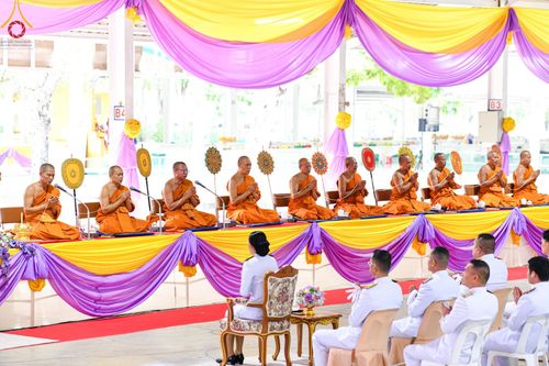 ภาพ No.138921:กิจกรรมเฉลิมพระเกียรติ สมเด็จพระนางเจ้าฯ พระบรมราชินี เนื่องในโอกาสวันเฉลิมพระชนมพรรษา พิธีเจริญพระพุทธมนต์ , ทำบุญตักบาตรพระสงฆ์ ถวายพระราชกุศล , พิธีถวายเครื่องราชสักการะ , และพิธีจุดเทียนถวายพระพรชัยมงคล วันที่ 3 มิถุนายน พ.ศ. 2567 ณ อาคารโถงช้าง วัดพ