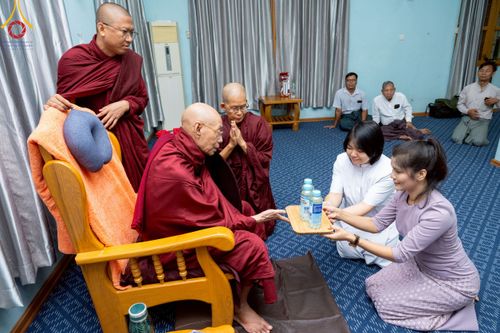 ภาพ No.220063:วันพุธที่ 16 เมษายน พ.ศ. 2568 วัดพระธรรมกายถวายมหาสังฆทาน มอบสิ่งของและทุนทรัพย์กว่า 4 ล้านบาท บรรเทาทุกข์ 181 วัดแผ่นดินไหวเมียนมา