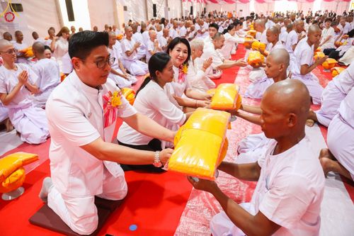 ภาพ No.103060:พิธีขอขมา มอบบาตรและผ้าไตร ธรรมทายาทชาวอินโดนีเซียกว่า 1,000 คน ณ มหาเจดีย์บุโรพุทโธ ประเทศอินโดนีเซีย ในวันที่ 19 ธันวาคม พ.ศ. 2566