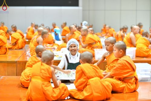 ภาพ No.208324:พิธีสวดพระพุทธมนต์ และถวายภัตตาหารเมนูสวรรค์แด่พระภิกษุ สามเณร วันที่ 15 กุมภาพันธ์ พ.ศ. 2568 ณ หอฉันคุณยายอาจารย์ฯ วัดพระธรรมกาย