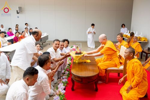 ภาพ No.222673:วันที่ 23 เมษายน พ.ศ. 2568 หลวงพ่อทัตตชีโวต้อนรับคณะสงฆ์เนปาล ณ อาคาร 100 ปี คุณยายมหารัตนอุบาสิกาจันทร์ ขนนกยูง วัดพระธรรมกาย