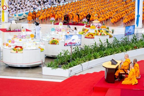 ภาพ No.159118:พิธีบูชาข้าวพระ ในวันอาทิตย์ต้นเดือน วันที่ 6 ตุลาคม พ.ศ. 2567 ณ สภาธรรมกายสากล วัดพระธรรมกาย