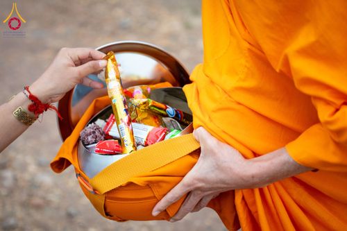 ภาพ No.174409:พิธีตักบาตรพระ,พิธีทอดผ้าป่า พิธีกลั่นแผ่นดินโปรยรัตนชาติ  สร้างพระอุโบสถและเจดีย์ วัดป่าสัมมาทิฏฐิและวัดสิริขันโท แขวงอัตตะปือ สปป. ลาว วันที่ 29 ตุลาคม พ.ศ. 2567