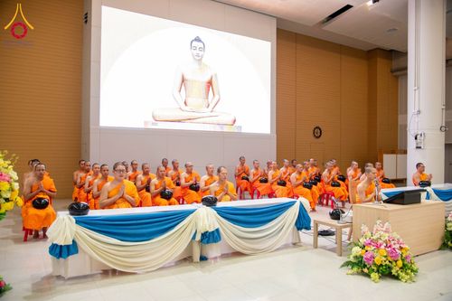 ภาพ No.60735:พิธีตักบาตรพระภิกษุสามเณร ธรรมทายาทระดับอุดมศึกษา วันเสาร์ที่ 20 เมษายน พ.ศ. 2567 ณ ห้องปฎิบัติธรรม ชั้นลอย มหารัตนวิหารคด 13 วัดพระธรรมกาย จ.ปทุมธานี