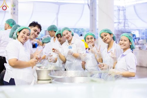 ภาพ No.58778:V.40 ภัตตาหารพระหมื่นวัด เราจัดให้ การปฏิบัติงานของเจ้าหน้าที่และอาสาสมัคร เพื่อรับบุญในการถวายภัตตาหาร แด่คณะสงฆ์ 10,000 กว่าวัดทั่วประเทศ ที่มาร่วมงานวันคุ้มครองโลก จันทร์ที่ 22 เมษายน พ.ศ. 2567 ณ วัดพระธรรมกาย