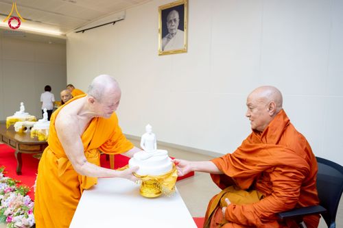 ภาพ No.223046:วันที่ 24 เมษายน พ.ศ. 2568 หลวงพ่อทัตตชีโวต้อนรับคณะสงฆ์เมียนมา ณ อาคาร 100 ปี คุณยายมหารัตนอุบาสิกาจันทร์ ขนนกยูง วัดพระธรรมกาย