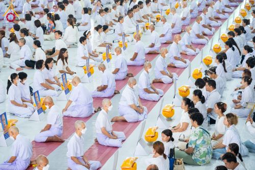 ภาพ No.62690:พิธีขอขมามอบผ้าไตร ในโครงการอุปสมบทหมู่ บูชาธรรมหลวงพ่อธัมมชโย พ.ศ.2567  โครงการอุปสมบทหมู่ธรรมทายาท ระดับอุดมศึกษา รุ่นที่51 (ภาคฤดูร้อน) โครงการบวชพระนานาชาติ AEC และ WAB รุ่นผู้บริหาร(รุ่นที่2) ณ ลานธรรม พระมหาธรรมกายเจดีย์ วันที่ 13 เมษายน พ.ศ. 2567