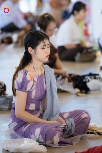 ภาพ No.143635:พิธีถวายผ้าไตร, สวดธรรมจักร, ปฏิบัติธรรม และฟังแสดงพระธรรมเทศนา ภาษาเมียนมา โดยมีสาธุชนชาวเมียนมากว่า 4,000 คน เข้าร่วมพิธี ณ มหารัตนวิหารคด วัดพระธรรมกาย วันอาทิตย์ที่ 7 กรกฎาคม พ.ศ. 2567
