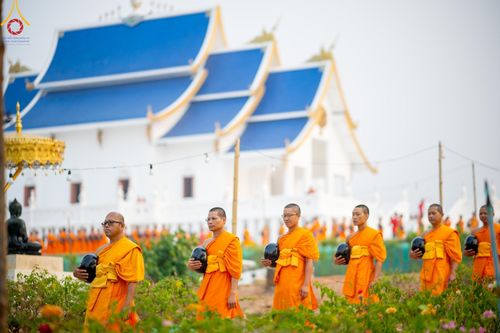 Photo Story  มหัศจรรย์วัดดงดินแดง Episode 5 กิจกรรมถ่ายภาพหมู่ประวัติศาสตร์ และตักบาตรฉลองพระ-เณรกว่า 500 รูป วันที่ 6 เมษายน พ.ศ. 2567