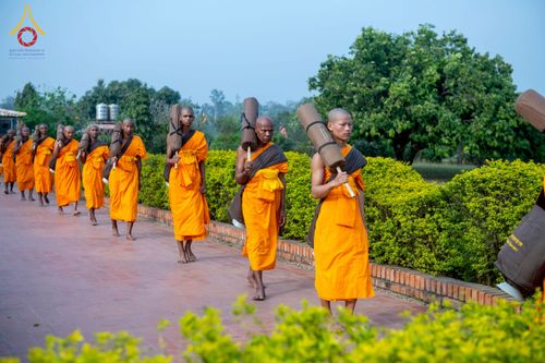 ภาพ No.212862:วันที่ 14 - 15 มีนาคม พ.ศ. 2568 คณะสงฆ์และสามเณรเดินธรรมยาตรา ในโครงการบวชสามเณรเนปาล 500 รูป ไปยังสถานที่รอบมายาเทวีและลุมพินีเกรด ณ ลุมพินี ประเทศเนปาล