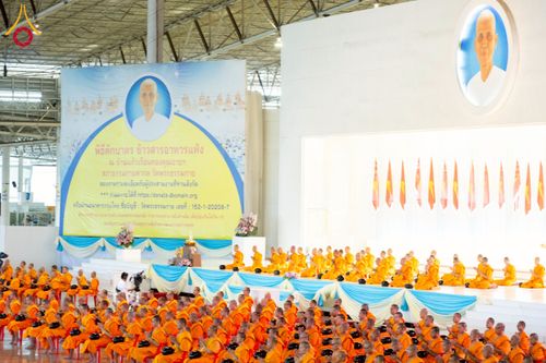 ภาพ No.231979:วันอาทิตย์ที่ 6 กรกฏาคม พ.ศ. 2568 พิธีตักบาตร ข้าวสารอาหารแห้ง  พิธีบูชาข้าวพระ สัมมนาพิเศษราชเหล็ก ณ สภาธรรมกายสากล วัดพระธรรมกาย