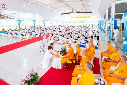 พิธีเจริญพระพุทธมนต์และพิธีสักการะ รูปเหมือนพระมงคลเทพมุนี (สด จนฺทสโร) ในวันที่ 5 สิงหาคม พ.ศ. 2566 ณ วัดพระธรรมกาย จ.ปทุมธานี เพื่ออัญเชิญประดิษฐาน  ณ วิหารพระมงคลเทพุนี (สด จนฺทสโร) ศูนย์ปฏิบัติธรรมภาคใต้ อ.บางกล่ำ จ.สงขลา