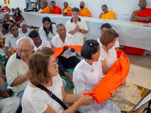 ภาพ No.97748:พระครูสมุห์สนิทวงศ์ วุฑฺฒิวํโส, ดร.  ผู้แทนวัดพระธรรมกาย ร่วมบุญถวายกฐิน ณ วัดกัลละปิติยะ มาตาเล ศรีลังกา Kathina Kalapitiya Matale SriLanka วันที่ 17 พฤศจิกายน พ.ศ. 2566