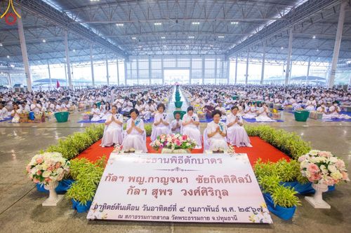 ภาพ No.122978:พิธีตักบาตร และพิธีบูชาข้าวพระ ในวันอาทิตย์ต้นเดือนที่ 4 กุมภาพันธ์ พ.ศ. 2567 ณ วัดพระธรรมกาย จ.ปทุมธานี