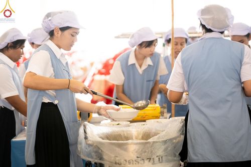 ภาพ No.60173:คณะสงฆ์ 10,000 กว่าวัดฉันภัตตาหารเพล ในวันคุ้มครองโลก วันจันทร์ที่ 22 เมษายน พ.ศ. 2567 ณ สภาธรรมกายสากล วัดพระธรรมกาย