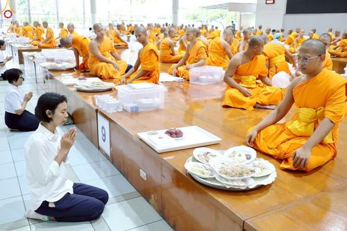 ภาพ No.230380:วันที่ 28 มิถุนายน พ.ศ. 2568 พิธีถวายภัตตาหารเมนูสวรรค์ เพื่อการบรรลุธรรม ณ หอฉันคุณยายอาจารย์ฯ วัดพระธรรมกาย