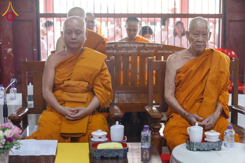 ภาพ No.202117:พิธีเจริญพระพุทธมนต์ ปฏิบัติธรรม มอบทุนการศึกษา ถวายสังฆทาน 108 วัด เพื่อถวายเป็นพุทธบูชา และขับเคลื่อนโครงการหมู่บ้านรักษาศีล 5 โดยคณะสงฆ์จังหวัดนครปฐม คณะศิษยานุศิษย์วัดพระธรรมกาย โครงการธรรมยาตรา ปีที่ 13 ณ วัดบางปลา อำเภอบางเลน จังหวัดนครปฐม