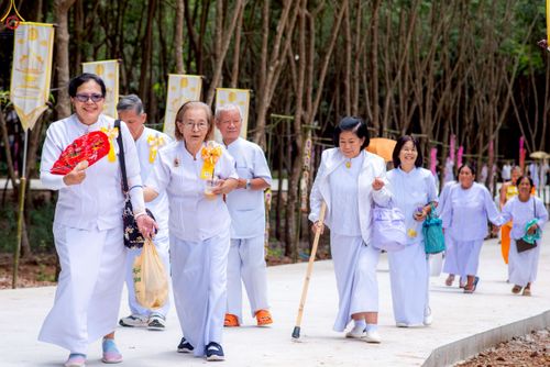 ภาพ No.239352:วันอาทิตย์ที่ 17 สิงหาคม พ.ศ. 2568 พิธีกดปุ่มอัญเชิญรูปเหมือน พระมงคลเทพมุนี (สด จันทสโร)  ณ มหาวิหารแก้วพระมงคลเทพมุนี  ศูนย์ปฏิบัติธรรมแก้วเมืองเลย