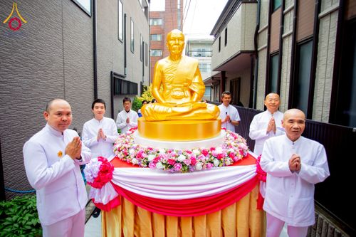 ภาพ No.221248:วันศุกร์ที่ 25 เมษายน พ.ศ. 2568 พิธีอัญเชิญรูปเหมือนพระมงคลเทพมุนี (สด จนฺทสโร) พระผู้ปราบมาร พิธีทอดผ้าป่าสามัคคี 25 ปี พิธีถวายสังฆทาน 15 วัด แด่เจ้าอาวาสภาคพื้นเอเชีย และแอฟริกา ในวาระครบ 25 ปี วัดพระธรรมกายโอซาก้า ประเทศญี่ปุ่น