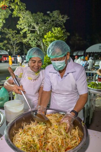 ภาพ No.189373:พิธีถวายภัตตาหารเป็นสังฆทาน แด่พระธรรมยาตรา ในโครงการธรรมยาตรา กตัญญูบูชา มหาปูชนียาจารย์ พระมงคลเทพมุนี(สด จนฺทสโร) พระผู้ปราบมาร อนุสรณ์สถาน 7 แห่ง ปีที่ 13 ณ อนุสรณ์สถานมหาวิหารพระมงคลเทพมุนี (โลตัสแลนด์) อ.สองพี่น้อง จ.สุพรรณบุรี วันที่ 5 มกราคม 2568