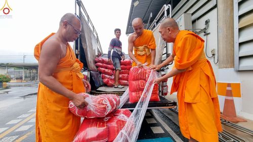 ภาพ No.90809:วัดพระธรรมกาย มูลนิธิธรรมกาย มอบถุงยังชีพและเครื่องอุปโภคบริโภค ช่วยเหลือผู้ประสบความเดือดร้อนจากอุทกภัย ด้วยห่วงใย ใส่ใจ ดูแลกัน ส่งมอบกำลังใจโดย ศูนย์ส่งเสริมศีลธรรมจังหวัดสุโขทัย วันที่ 6 ตุลาคม พ.ศ. 2566