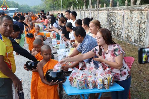ภาพ No.61029:สามเณรออกบิณฑบาต และกิจกรรมอบรมสามเณร ในโครงการบรรพชาสามเณรฟื้นฟู พระพุทธศาสนาทั่วไทย ณ ศูนย์อบรมที่พักสงฆ์บ้านร่มเย็น จ.นราธิวาส วันที่ 2-15 เมษายน พ.ศ. 2567
