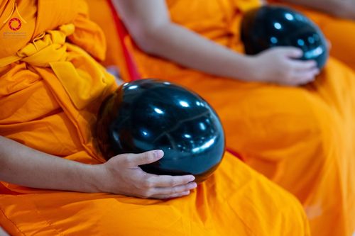 ภาพ No.61964:ตักบาตรฉลองสามเณรใหม่ มัชฌิมธรรมทายาท ณ วิหารคด คอร์ 9 วัดพระธรรมกาย วันที่ 15 เมษายน พ.ศ. 2567