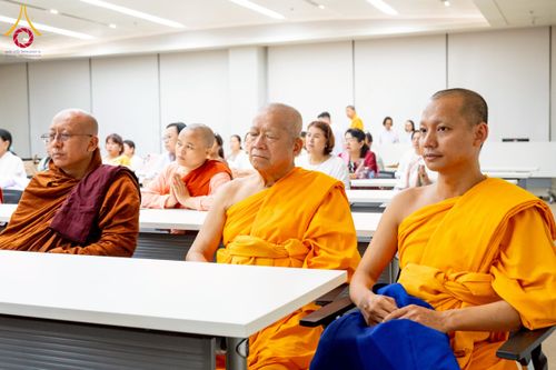 ภาพ No.222618:วันที่ 23 เมษายน พ.ศ. 2568 หลวงพ่อทัตตชีโวต้อนรับคณะสงฆ์เมียนมาร์ ณ อาคาร 100 ปี คุณยายมหารัตนอุบาสิกาจันทร์ ขนนกยูง วัดพระธรรมกาย