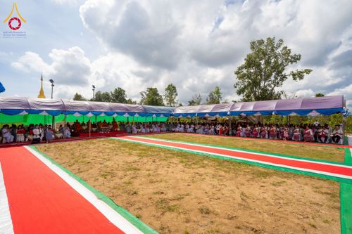 ภาพ No.255430:วันที่ 13 ตุลาคม พ.ศ. 2568 พิธีบรรจุพระบรมสารีริกธาตุ ผูกผ้า 7 สี เพื่อความเป็นสิริมงคล  และ ยกช่อฟ้า ประดิษฐานบนหลังคาอุโบสถวัดทุ่งเจริญธรรม ถวายบูชาธรรม 81 ปี หลวงพ่อธัมมชโย โดยคณะศิษยานุศิษย์ ณ วัดทุ่งเจริญธรรม อ.อมก๋อย จ.เชียงใหม่