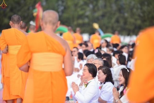 ภาพ No.302662:วันที่ 24 มกราคม พ.ศ. 2569 พิธีตักบาตรพระธรรมยาตรา(ภาพชุดที่ 2) ณ อนุสรณ์สถานลำดับที่ 5 สถานที่เผยแผ่วิชชาธรรมกายครั้งแรก อนุสรณ์สถานบางปลา วัดบางปลา อำเภอบางเลน จังหวัดนครปฐม ในโครงการธรรมยาตรา กตัญญูบูชา มหาปูชนียาจารย์ พระมงคลเทพมุนี(สด จนฺทสโร) พระผู