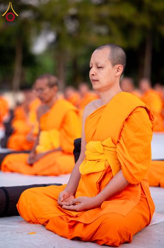 ภาพ No.290600:วันที่ 8 มกราคม พ.ศ. 2569 พระธรรมยาตราปฏิบัติธรรม และถ่ายภาพหมู่ประวัติศาสตร์ ในโครงการธรรมยาตรา กตัญญูบูชามหาปูชนียาจารย์ พระมงคลเทพมุนี(สด จนฺทสโร) พระผู้ปราบมาร อนุสรณ์สถาน 7 แห่ง ปีที่ 14 ณ อนุสรณ์สถานคลองบางนางแท่น อ.สามพราน จ.นครปฐม