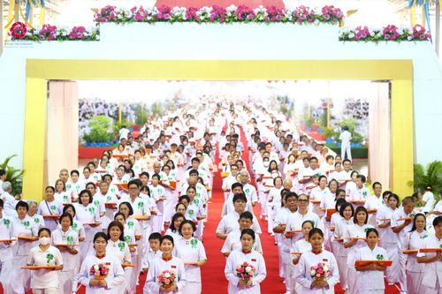 ภาพ No.215578:วันอาทิตย์ต้นเดือนที่ 6 เมษายน พ.ศ. 2568 ขบวนอัญเชิญผ้าป่าสมทบ มหาสังฆทาน 40,000 กว่าวัดทั่วประเทศ ณ สภาธรรมกายสากล วัดพระธรรมกาย