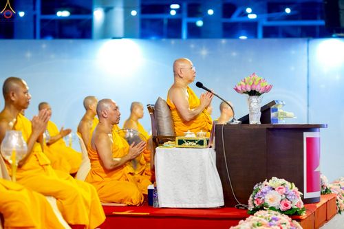 ภาพ No.224151:วันวิสาขบูชา วันอาทิตย์ที่ 11 พฤษภาคม พ.ศ. 2568 พิธีจุดวิสาขประทีป ,  พิธีเวียนประทักษิณรอบพระมหาธรรมกายเจดีย์ , พิธีฉลองชัยสวดมนต์บทธัมมจักกัปปวัตตนสูตร ครบ 7,357,000,000 จบ ณ มหารัตนวิหารคด วัดพระธรรมกาย