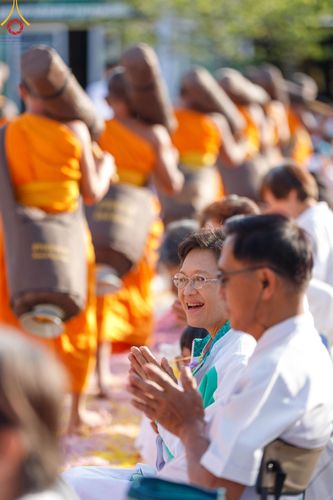 ภาพ No.193447:พิธีต้อนรับพระธรรมยาตรา ณ อนุสรณ์สถาน สถานที่เกิดในเพศสมณะ วัดสองพี่น้อง อำเภอสองพี่น้อง จังหวัดสุพรรณบุรี ในโครงการธรรมยาตรา กตัญญูบูชา มหาปูชนียาจารย์ พระมงคลเทพมุนี(สด จนฺทสโร) พระผู้ปราบมาร อนุสรณ์สถาน 7 แห่ง ปีที่ 13 วันที่ 11 มกราคม พ.ศ. 2568