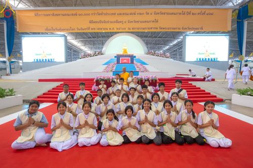 ภาพ No.59828:V.39 ทุ่มสุดใจ ธรรมชัย 80 ปี การเตรียมงาน การปฏิบัติงาน ของเจ้าหน้าที่หน่วยงานต่างๆ เพื่อพิธีฉลองอายุวัฒนมงคล 80 ปี หลวงพ่อธัมมชโย และรับถวายมหาสังฆทาน 10,000 กว่าวัดทั่วประเทศ ในวันคุ้มครองโลก จันทร์ที่ 22 เมษายน พ.ศ. 2567