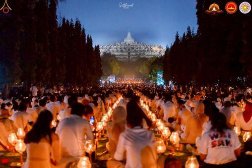 ภาพ No.224667:วันจันทร์ที่ 12 พฤษภาคม พ.ศ. 2568  ชาวพุทธในอินโดนีเซีย ร่วมฉลองวิสาขบูชาจุดประทีปกว่า 200,000 ดวง ณ พระมหาเจดีย์บรมพุทโธ  เจริญพุทธมนต์ถวาย “พระวชิรเกล้าเจ้าอยู่หัว”