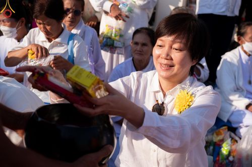 ภาพ No.197827:พิธีตักบาตรพระธรรมยาตรา ณ อนุสรณ์สถานลำดับที่ 4 สถานที่เกิดด้วยกายธรรม วัดโบสถ์(บน) ต.บางคูเวียง จ.นนทบุรี ในโครงการธรรมยาตรา กตัญญูบูชา มหาปูชนียาจารย์ พระมงคลเทพมุนี(สด จนฺทสโร) พระผู้ปราบมาร อนุสรณ์สถาน 7 แห่ง ปีที่ 13 วันที่ 19 มกราคม พ.ศ. 2568