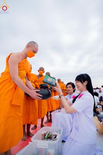 ภาพ No.118655:พิธีตักบาตรพระธรรมยาตรา ปีที่ 12 ณ อนุสรณ์สถานลำดับที่ 5 สถานที่เผยแผ่วิชชาธรรมกายครั้งแรก อนุสรณ์สถานบางปลา จ.นครปฐม วันที่ 25 มกราคม พ.ศ. 2567