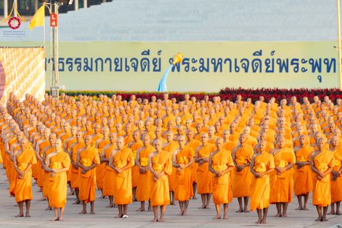 ภาพ No.285232:วันจันทร์ที่ 15 ธันวาคม พ.ศ.2568  บันทึกภาพหมู่ประวัติศาสตร์ โครงการบรรพชาอุปสมบทหมู่  รุ่นบูชาธรรมมหาปูชนียาจารย์ ประจำปี 2568 ณ ลานธรรมมหาธรรมกายเจดีย์ วัดพระธรรมกาย