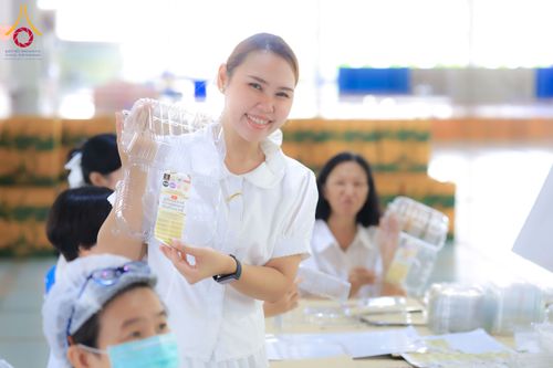 ภาพ No.323579:วันที่ 21 เมษายน 2569 ปอกทุเรียน 26 ตัน 75,000 กล่อง เตรียมงานถวายสังฆทาน40000กว่าวัดทั่วประเทศ