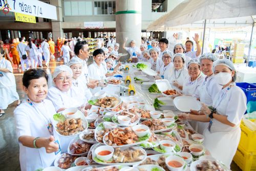 ภาพ No.325702:วันที่ 22 เมษายน พ.ศ.2569(วันคุ้มครองโลก) งานถวายมหาสังฆทาน 40,000 กว่าวัดทั่วประเทศ เจ้าหน้าที่ สาธุชน ร่วมใจจัดเตรียมภัตตาหารเพล (ชุด 2)