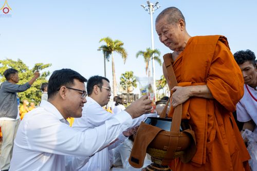 ภาพ No.282705:วันเสาร์ที่ 20 ธันวาคม พ.ศ.2568 พิธีตักบาตรพระ 10,000 รูป (ชุด 2) เนื่องในโอกาส 194 ปี จังหวัดกาญจนบุรี และอุทิศส่วนกุศลให้แด่บรรพชนทั้งหลาย บริเวณถนนสองแคว (Skywalk) เมืองกาญจนบุรี