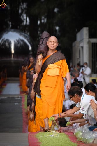 ภาพ No.287885:วันที่ 3 มกราคม พ.ศ. 2569 พิธีต้อนรับพระธรรมยาตรา ครั้งที่ 2 (ภาพชุดที่ 2) ในโครงการธรรมยาตรา กตัญญูบูชา มหาปูชนียาจารย์ พระมงคลเทพมุนี(สด จนฺทสโร) พระผู้ปราบมาร อนุสรณ์สถาน 7 แห่ง ปีที่ 14 ณ อนุสรณ์สถานมหาวิหารพระมงคลเทพมุนี (โลตัสแลนด์) อ.สองพี่น้อง จ.