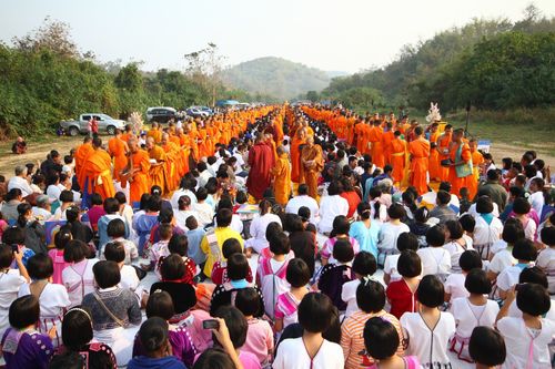 ตักบาตรอุ้มผาง พระ 1,000 รูป 