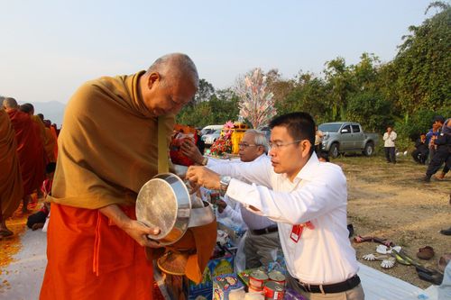 ภาพ No.8016:ตักบาตรอุ้มผาง พระ 1,000 รูป 