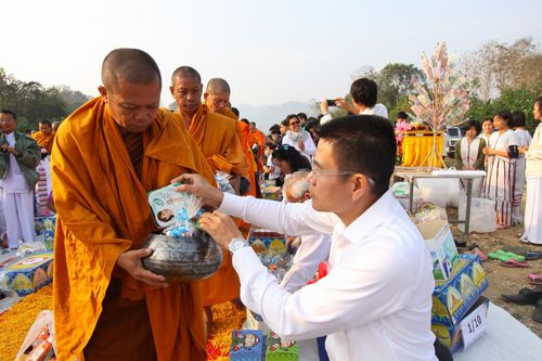 ภาพ No.8018:ตักบาตรอุ้มผาง พระ 1,000 รูป 