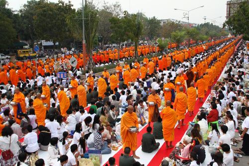 ภาพ No.8021:ตักบาตรลำปาง พระ 11,333 รูป ณ ถนนดวงรัตน์ แยกโรงแรมลำปางเวียงทอง