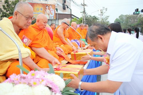 ตักบาตรลำปาง พระ 11,333 รูป ณ ถนนดวงรัตน์ แยกโรงแรมลำปางเวียงทอง