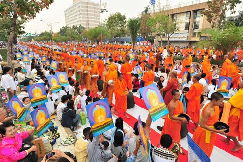 ภาพ No.8023:ตักบาตรลำปาง พระ 11,333 รูป ณ ถนนดวงรัตน์ แยกโรงแรมลำปางเวียงทอง